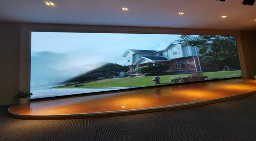 信阳科沃斯机械人会议屏 P1.866 多画面异显 LED 显示屏节造系统项目