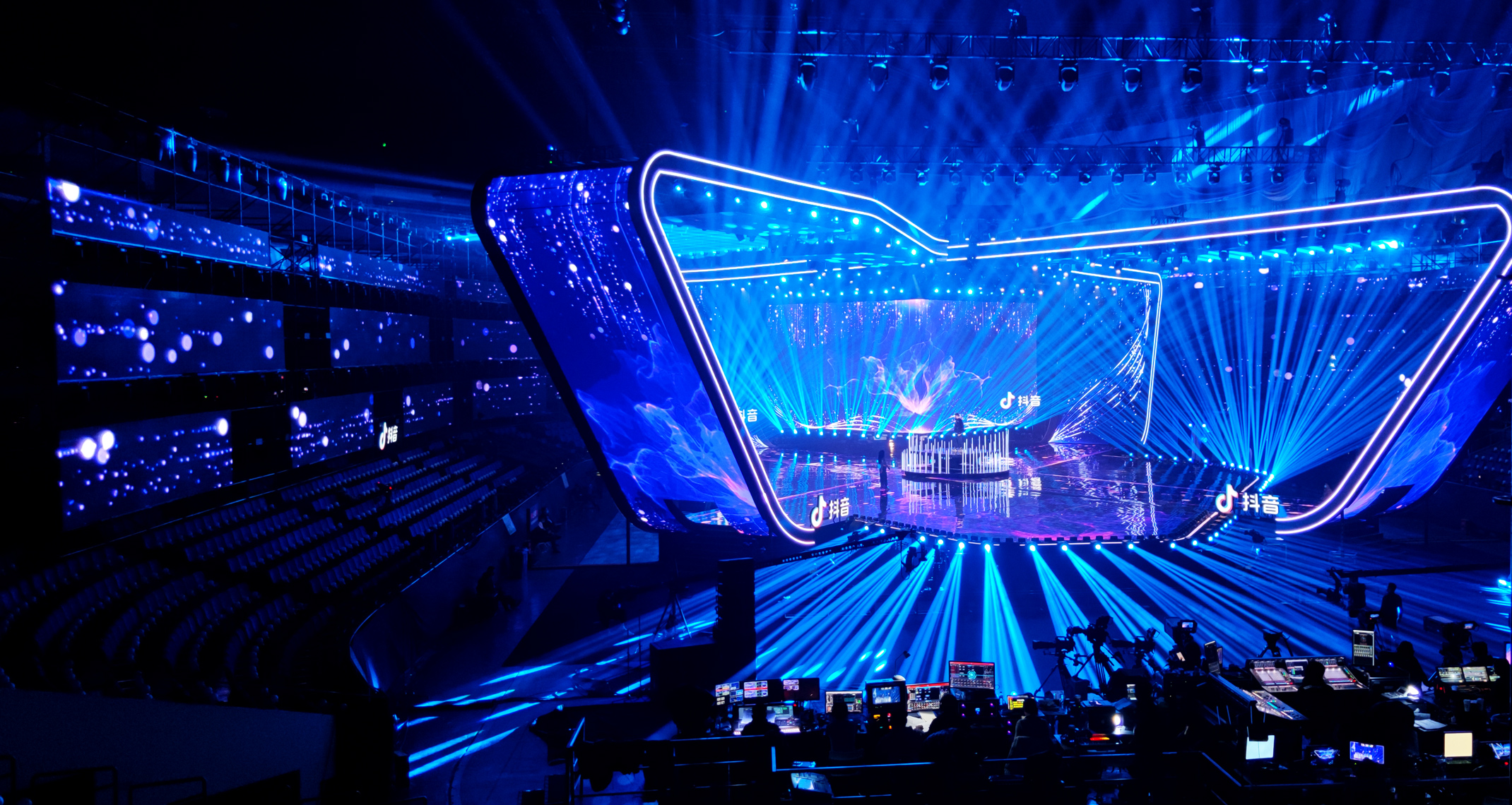 梦圆东方?2022 东方卫视跨年盛典舞台 LED 播控系统项目