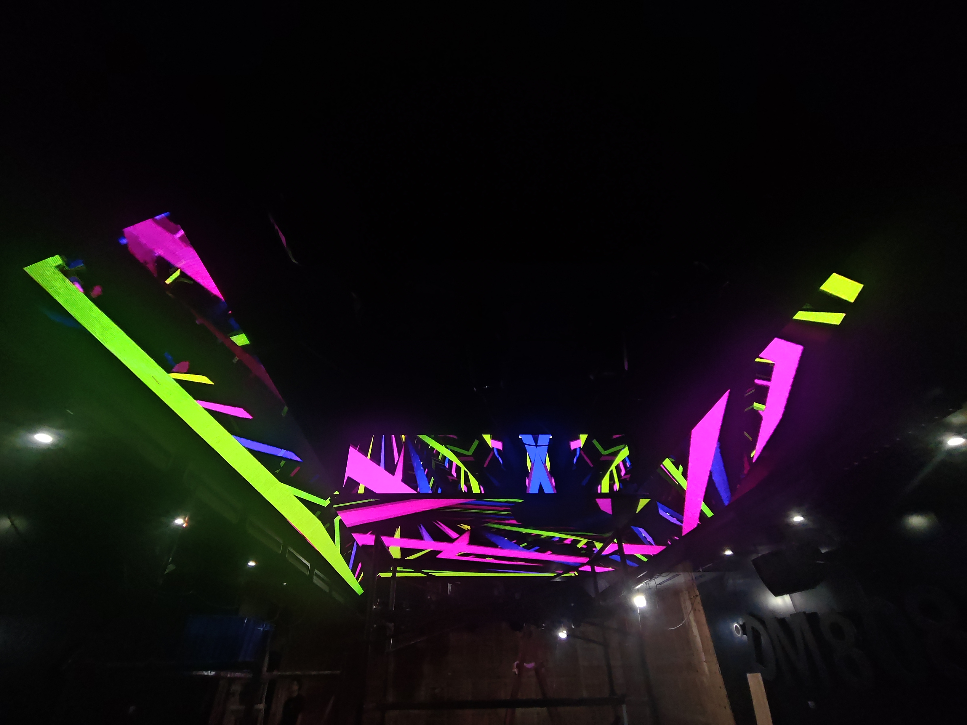 黄冈 DM808CenterClub 酒吧 P2.5 五面屏 + 矩形屏多屏联动 LED 显示系统项目