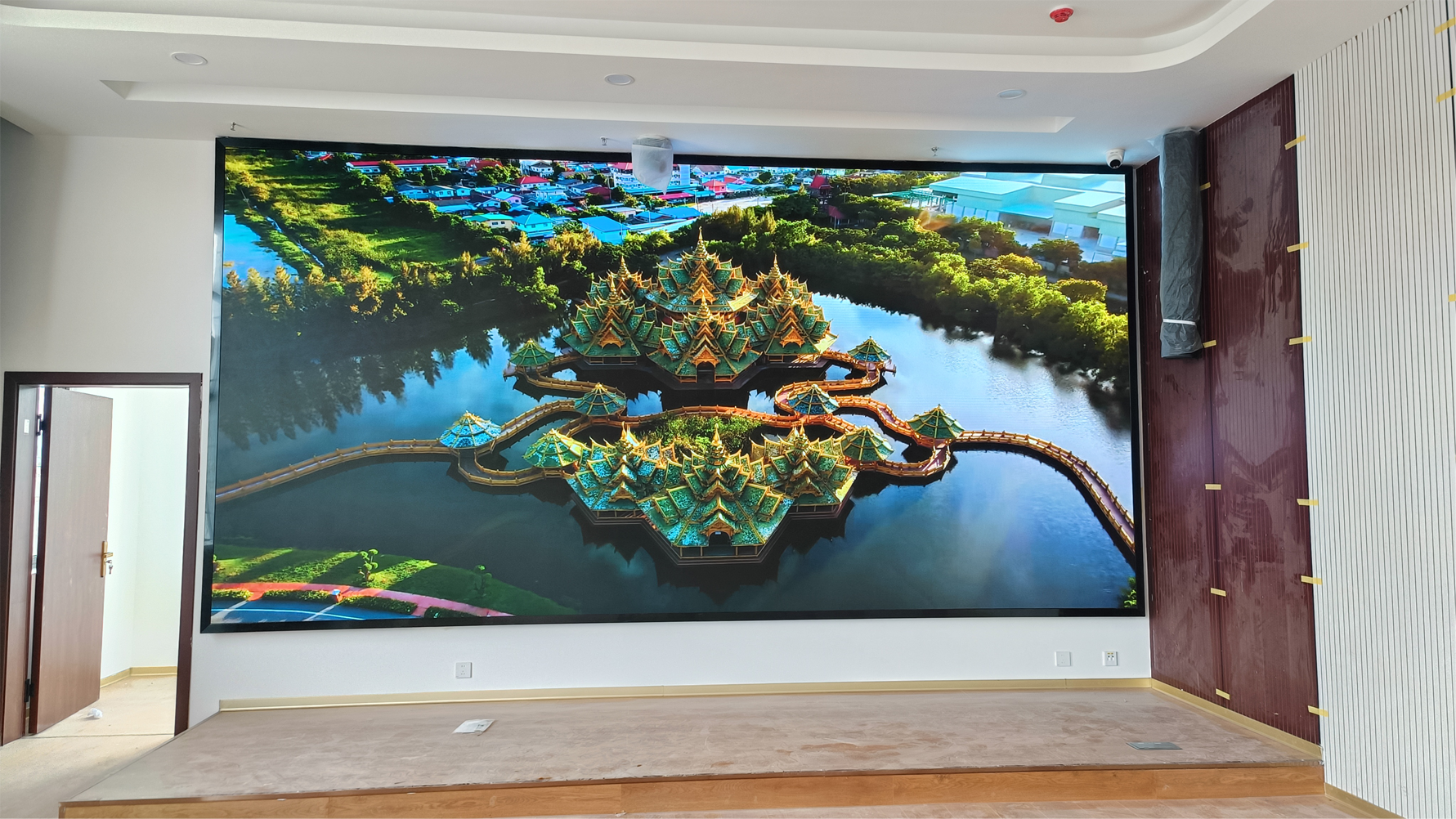 云南省香格里拉市某学；；；；；嵋槭