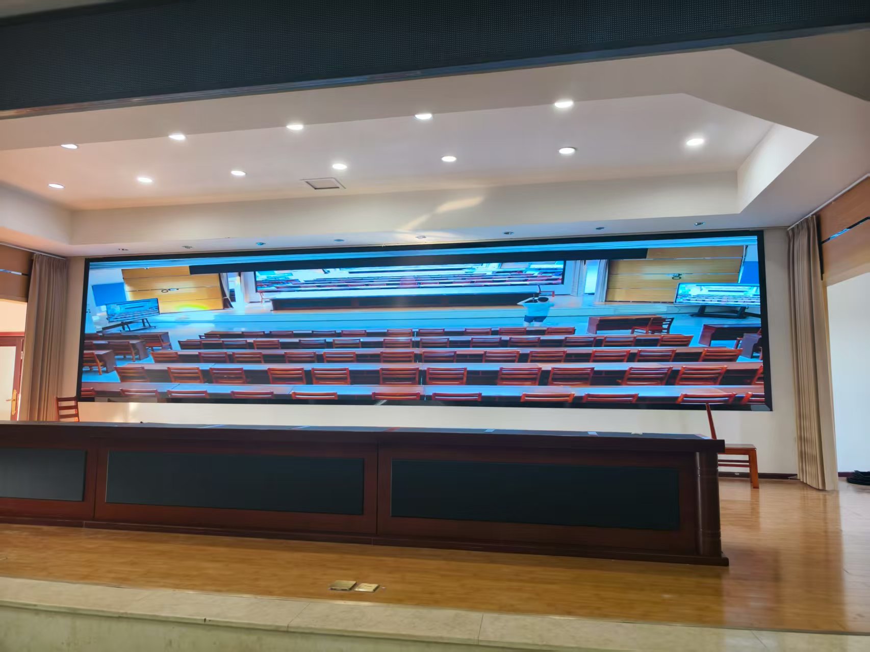 眉山某学堂唬；；；；；嵋槭 1.86 LED+LCD 混合显示屏节造系统项目