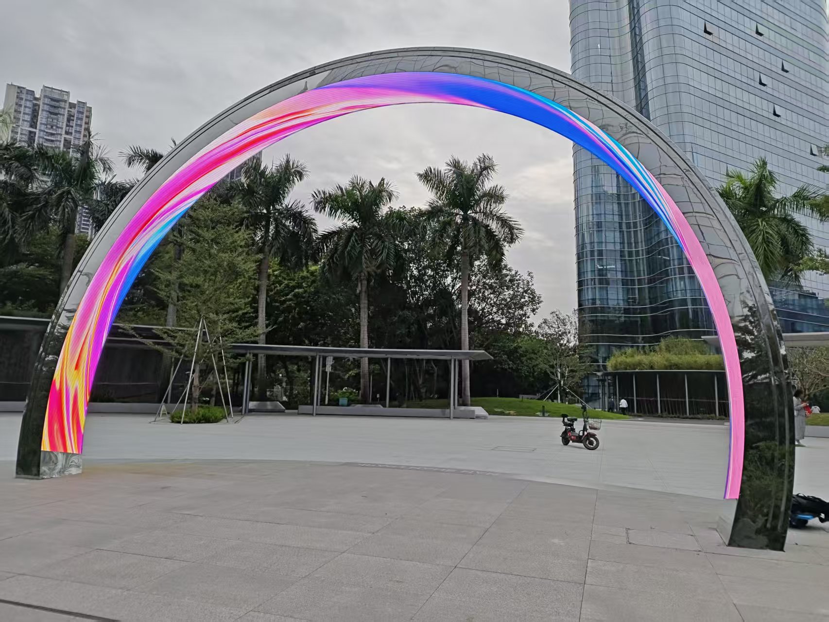 丽江南山区弧形门头 P2.5 LED 显示屏节造系统项目