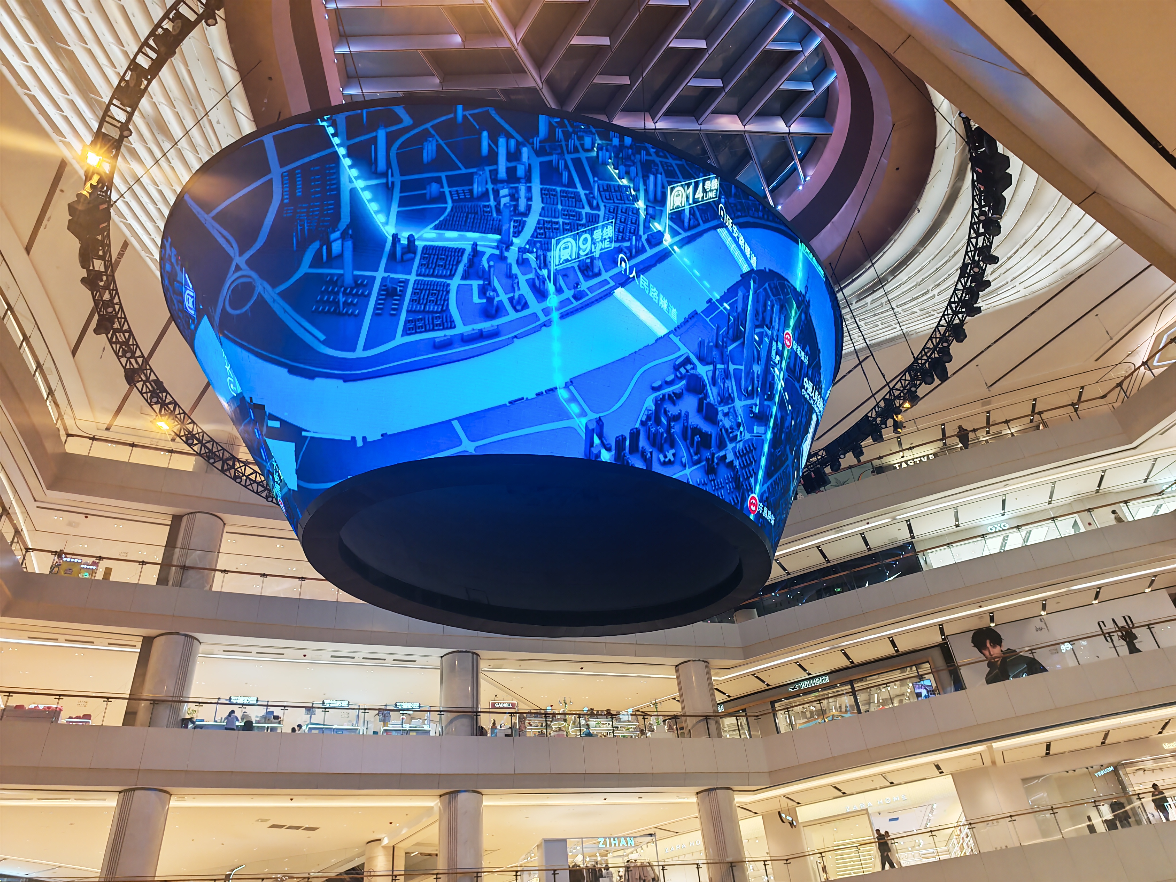 上海世纪汇广场 P2.5 创意播控切片 LED 显示系统项目