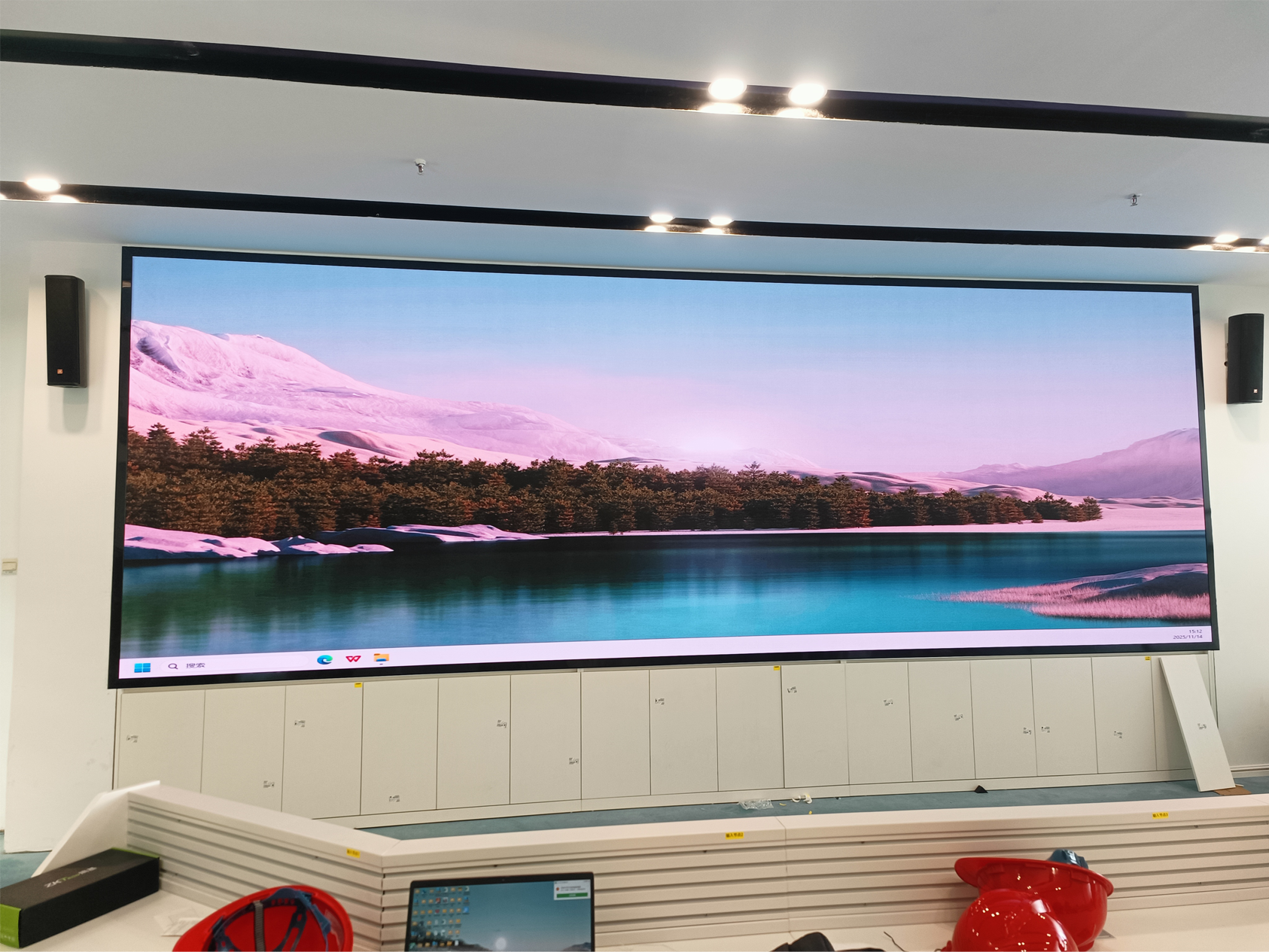 云南曲靖供电局会议室 P1.25 超高清 LED 显示屏节造系统项目