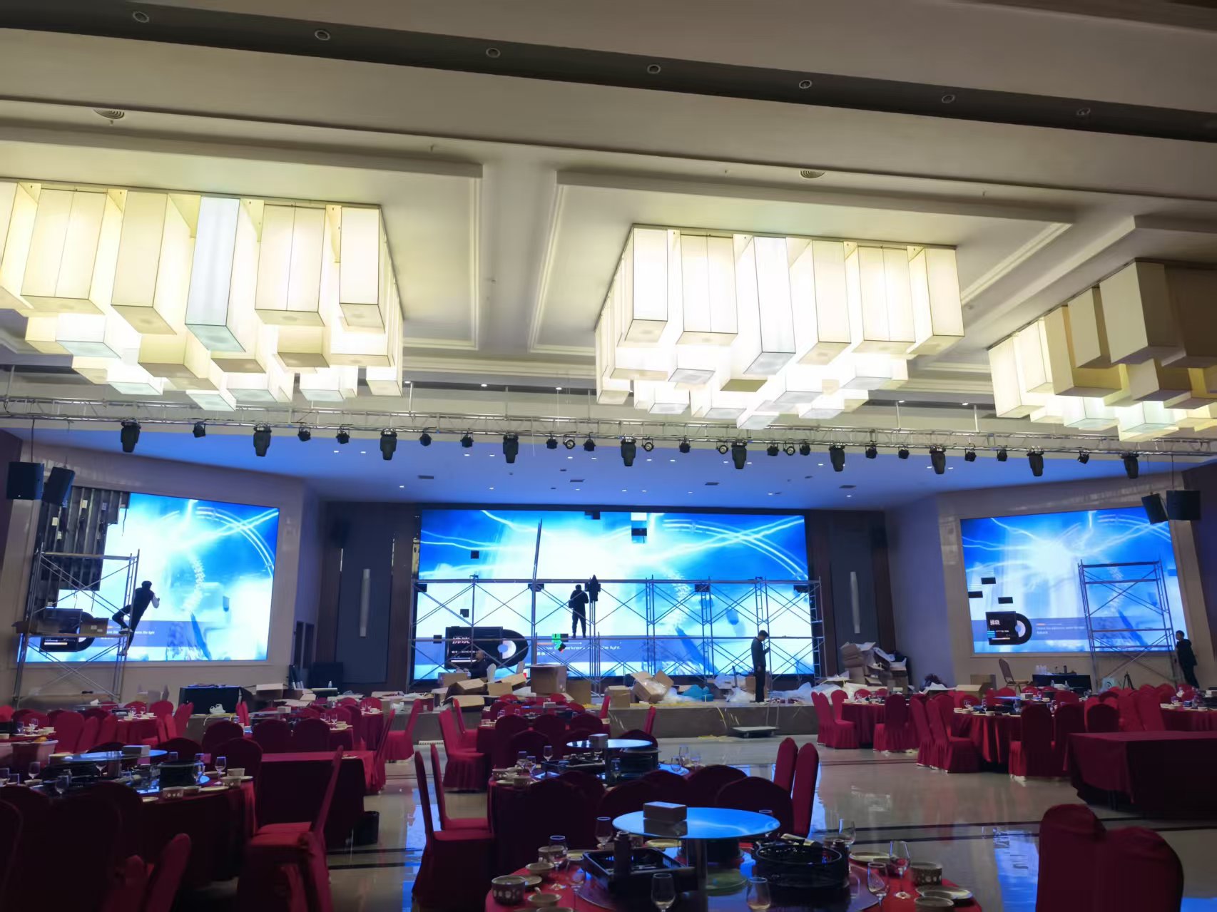 成都百花盛宴宴会厅主副屏联动 LED 显示系统项目