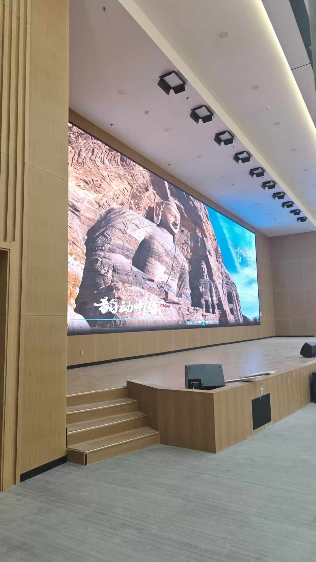 辽宁高校汇报厅多信号输入高清 LED 显示系统项目