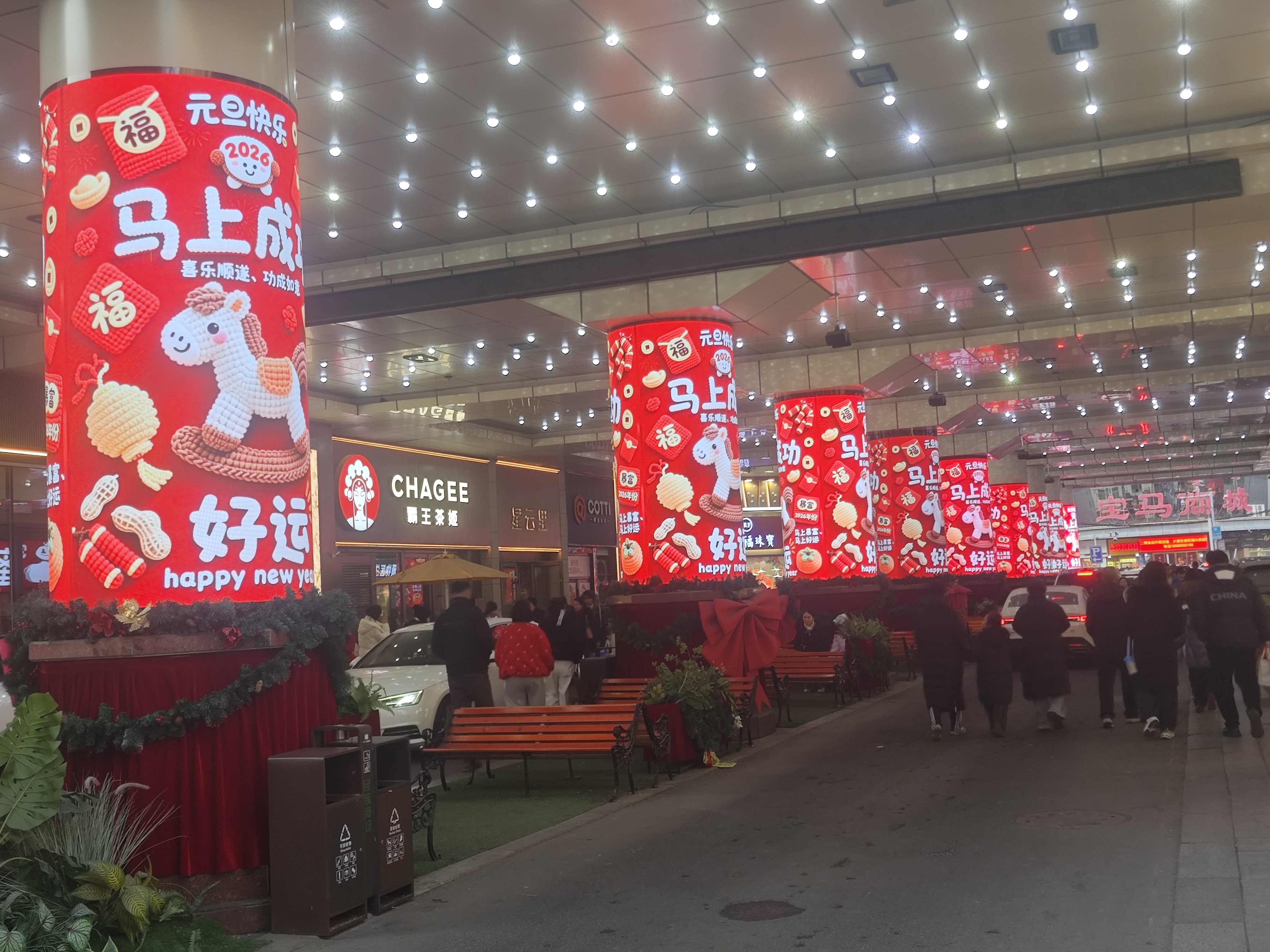 内蒙古呼和浩特市民族商场户表柔性 LED 大屏项目