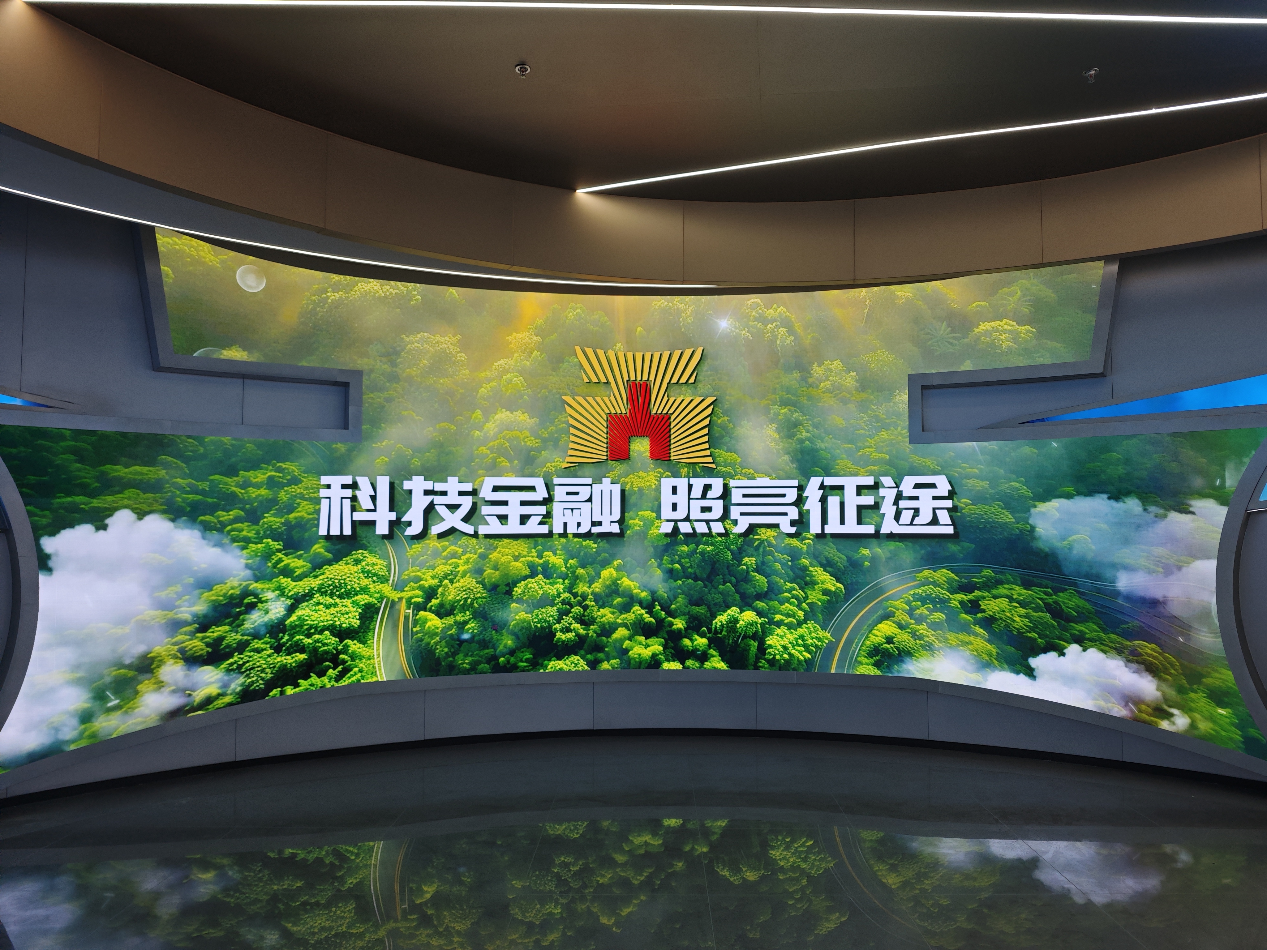 西安某展厅通例模组拼接造型 LED 显示屏节造系统项目